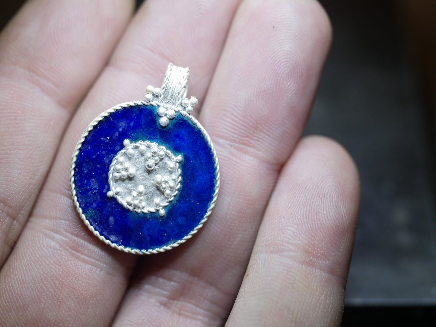 Pendentif émaillé bleu granulé