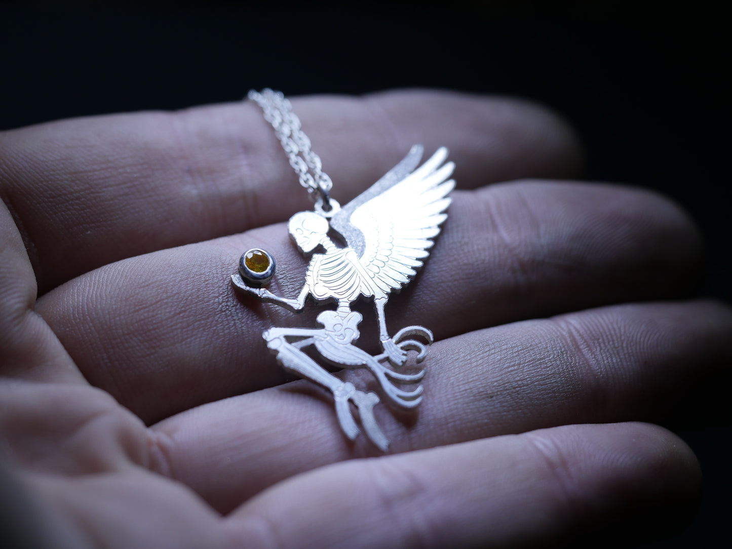 Pendentif squelette ailé