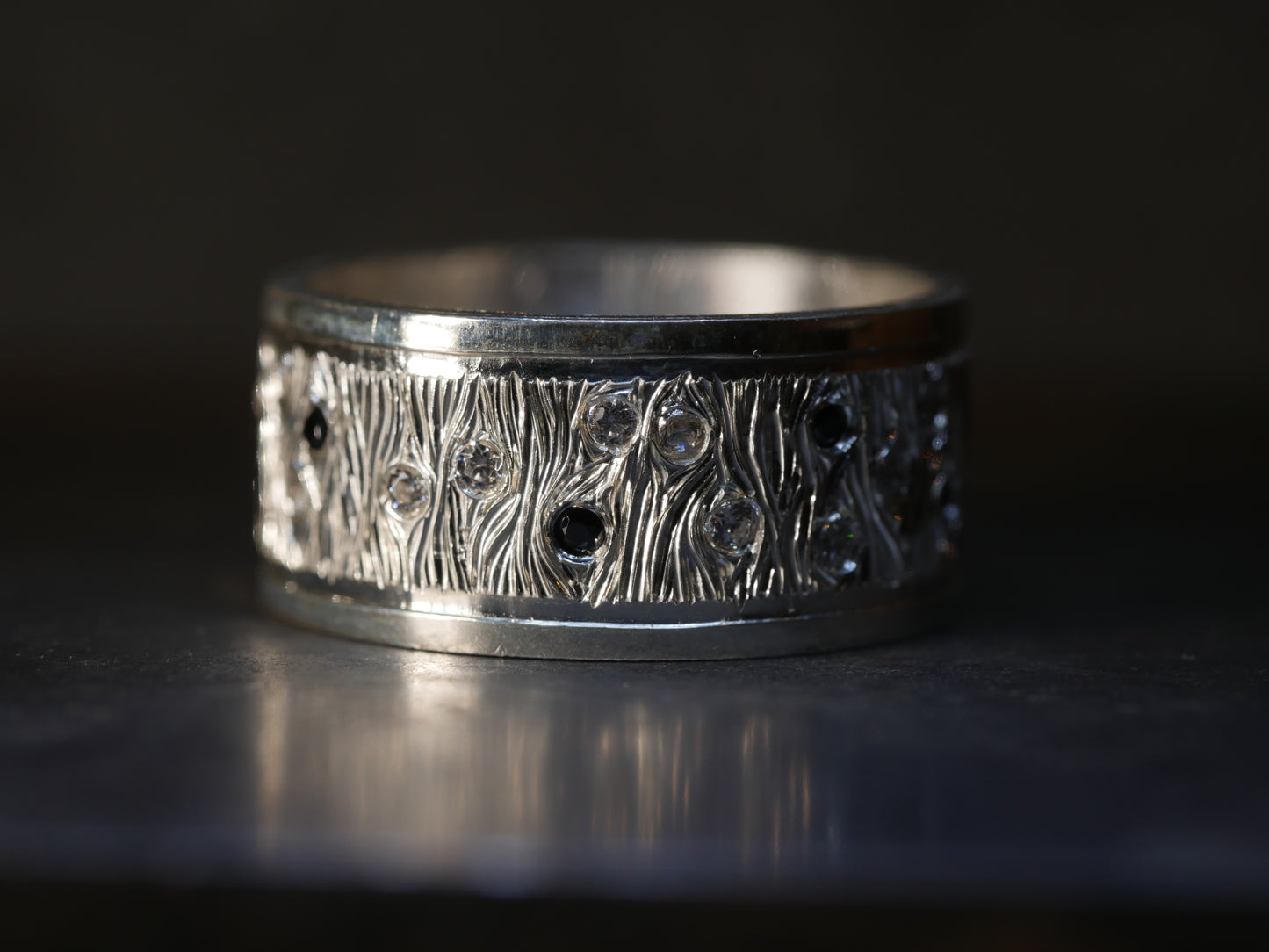 Bague gravée en CZ noir et blanc