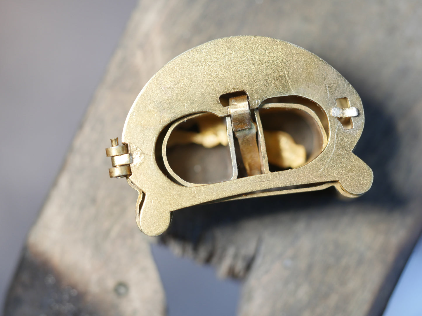 Belle dame, que je reste toujours près de votre cœur, broche médiévale du XIVe siècle