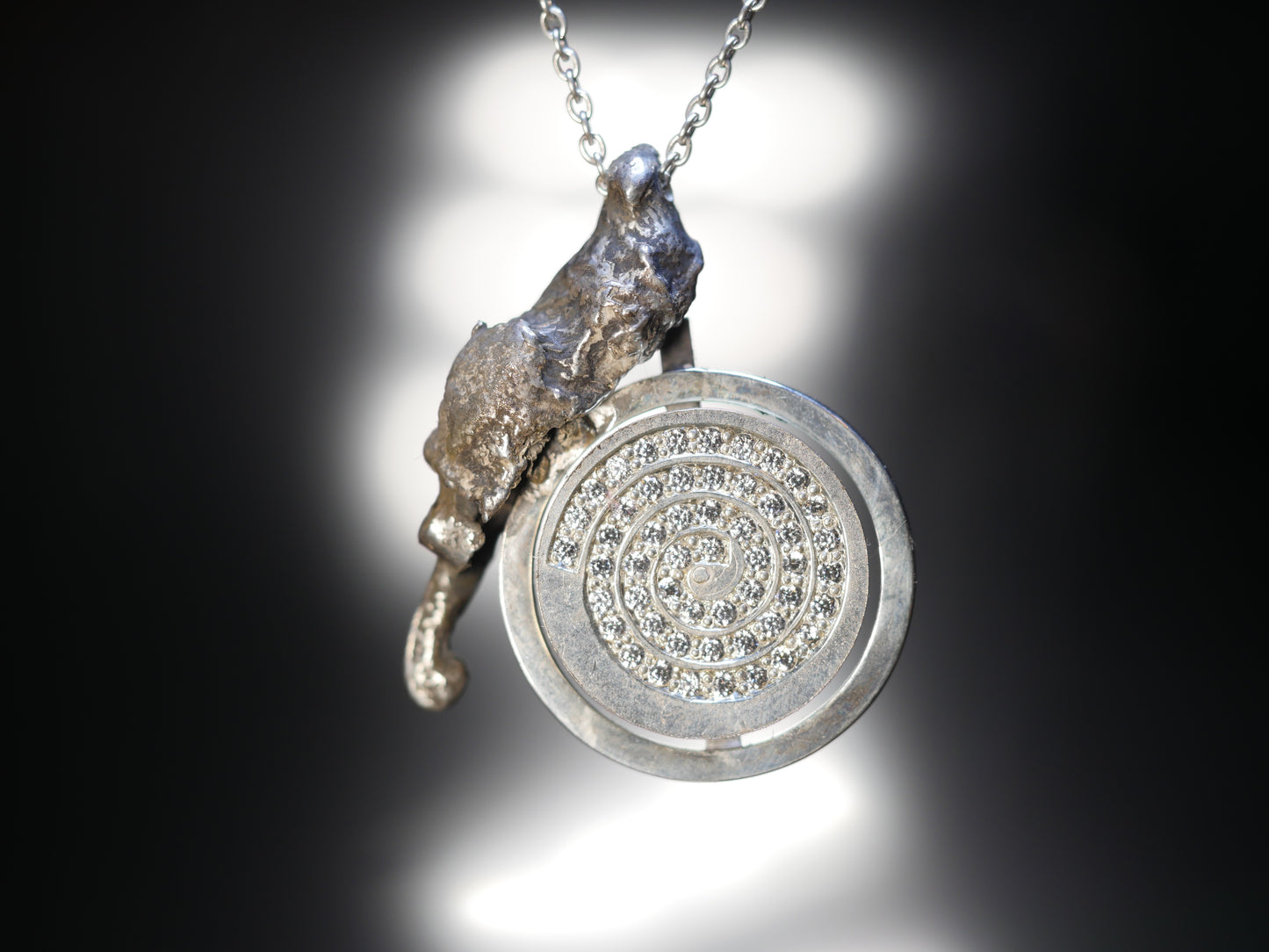 Collier spirale cinétique