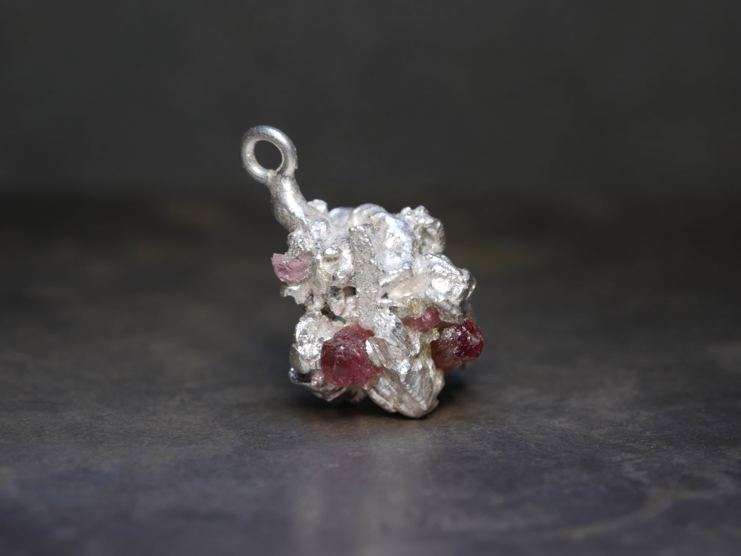 Pépite de tourmaline argentée