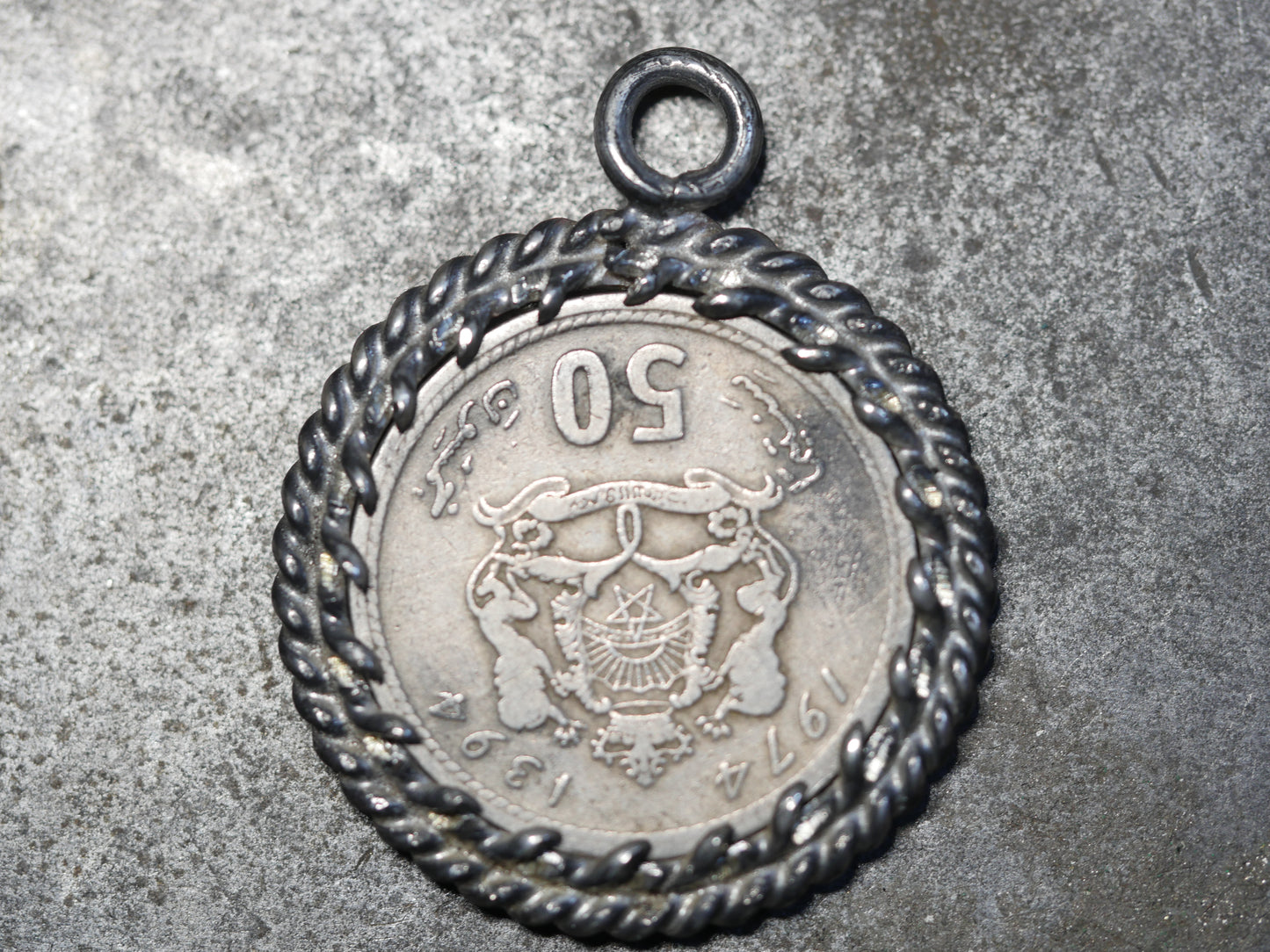 Pendentif crâne de pièce de monnaie marocaine Hobo