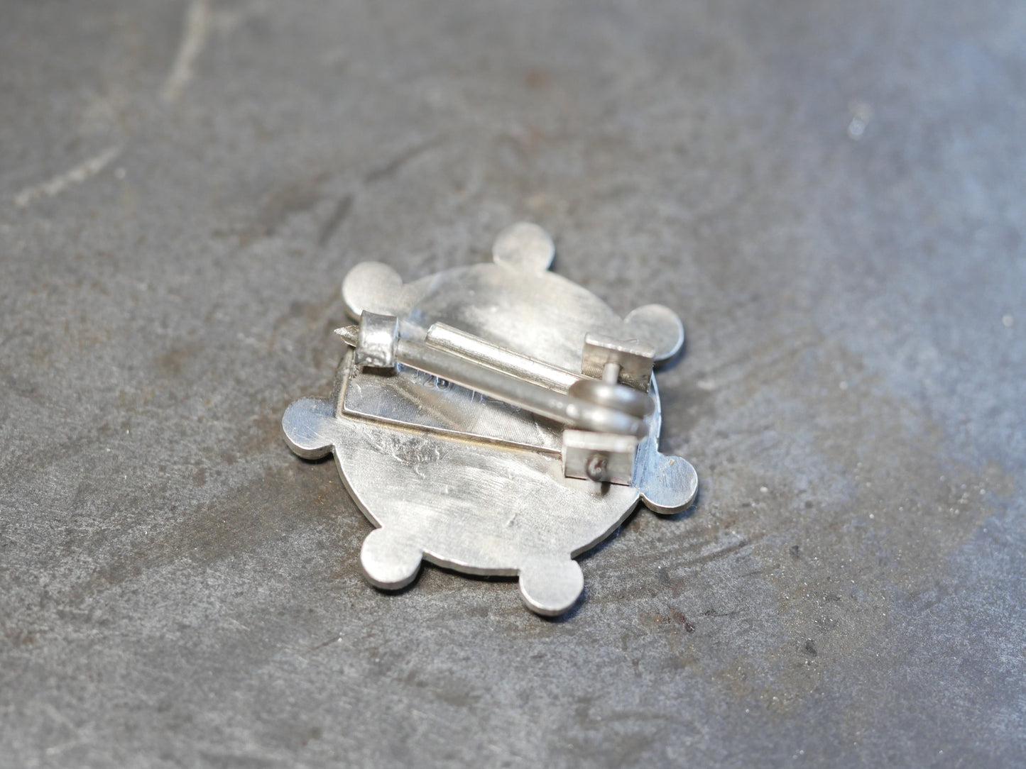 Broche saxonne en émail bleu