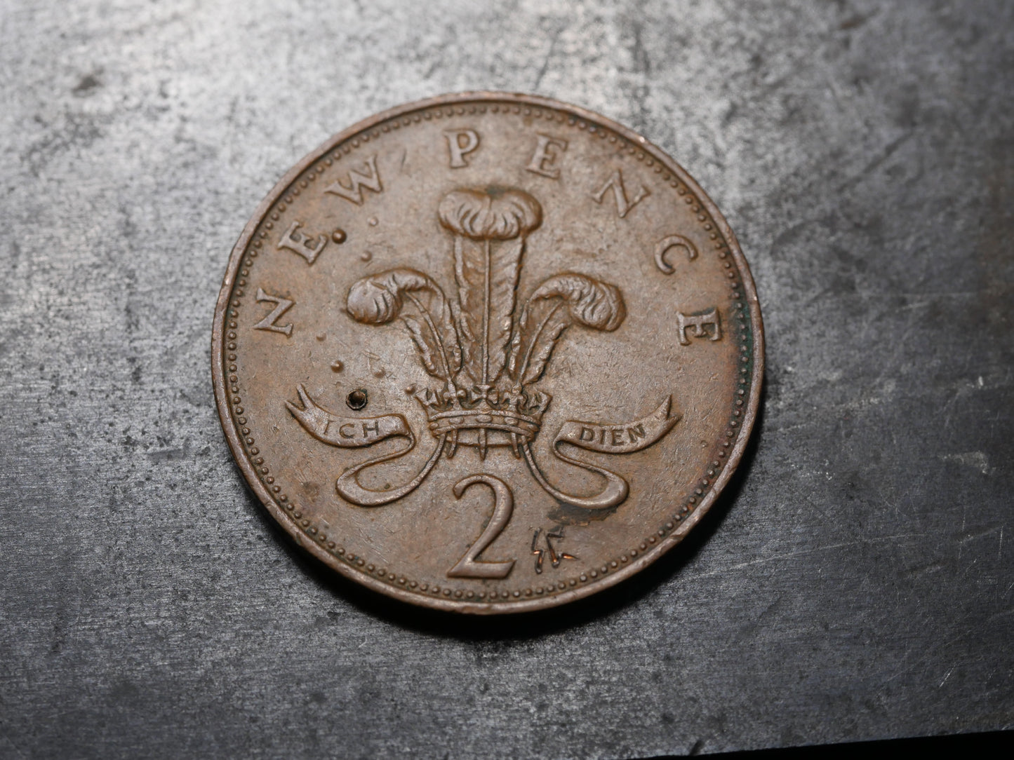 Pièce britannique de 2 pence avec 24 CZ
