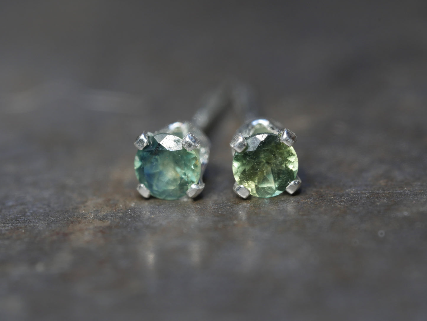 Boucles d'oreilles à clous en saphir