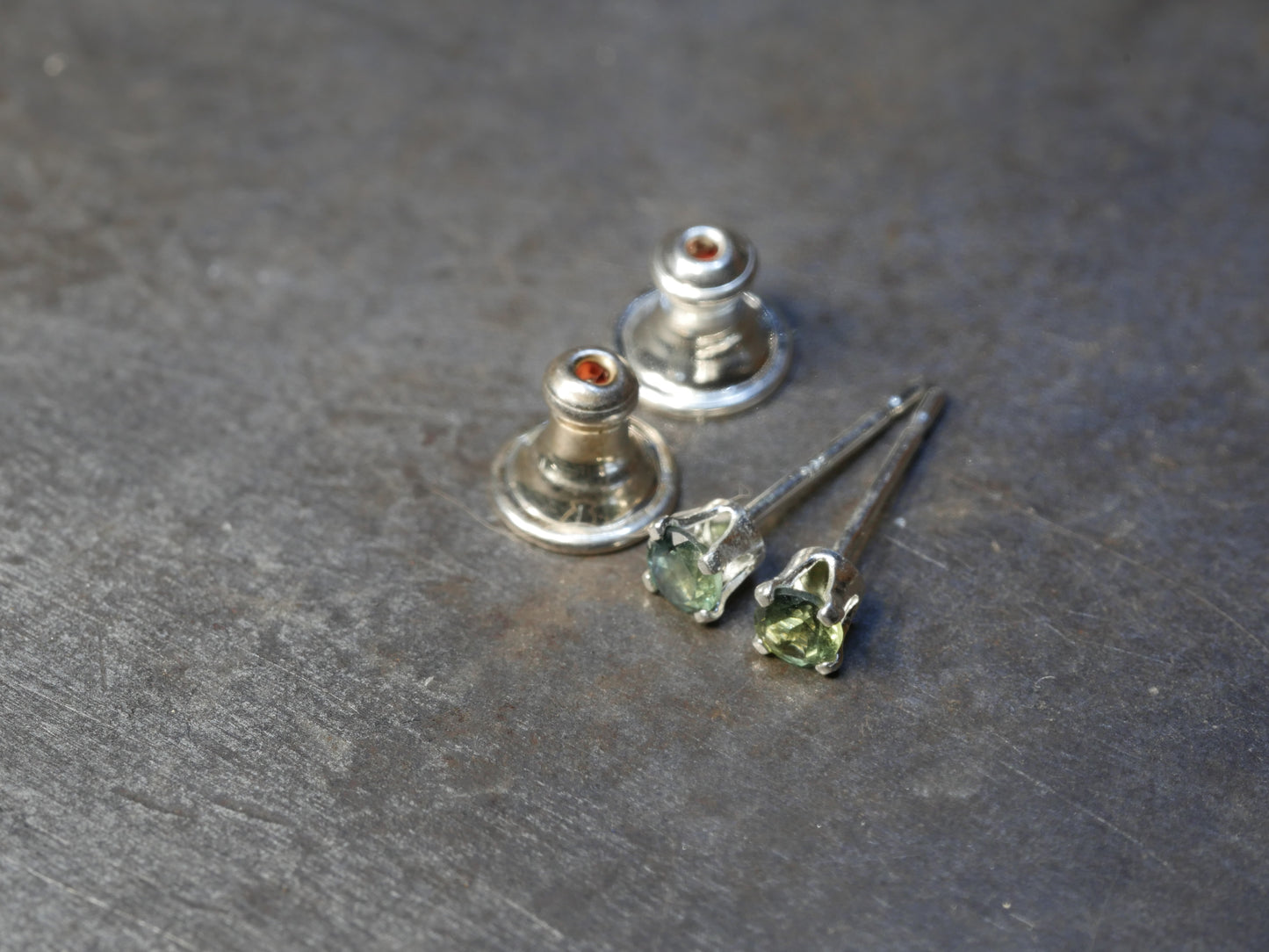 Boucles d'oreilles à clous en saphir