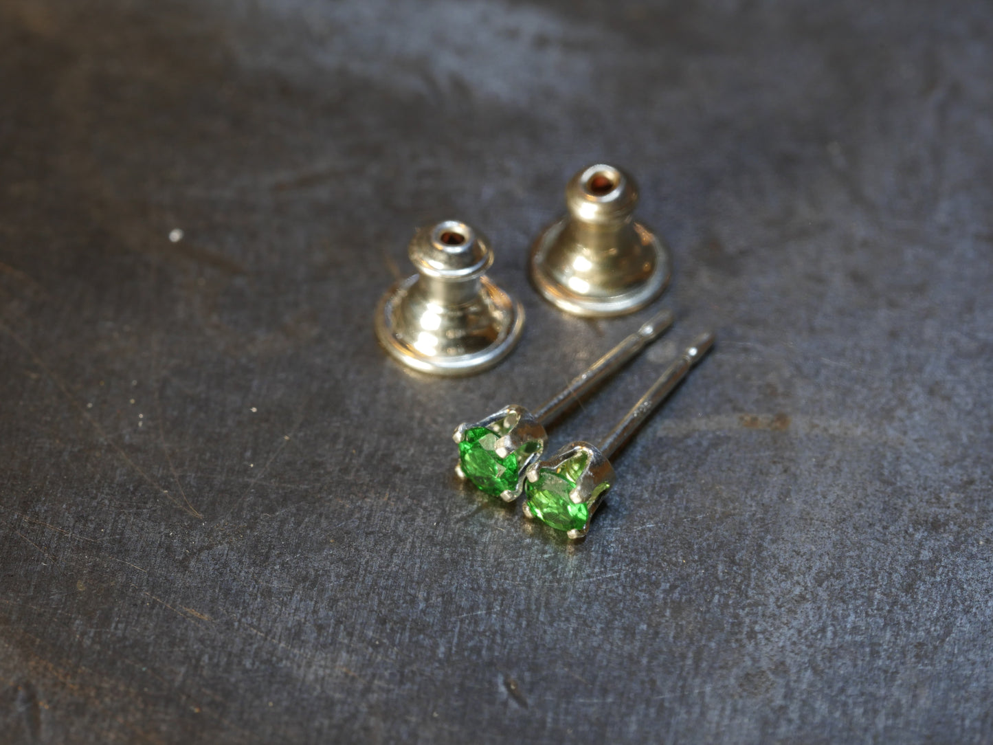 Boucles d'oreilles à tige en tsavorite